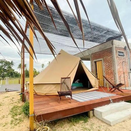 Rembulan Escape - Beachfront Bell Tent Hotel Kampung Penarik Exterior photo