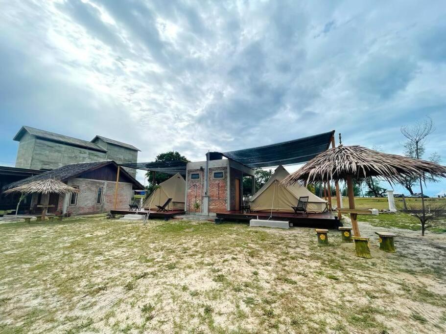 Rembulan Escape - Beachfront Bell Tent Hotel Kampung Penarik Exterior photo