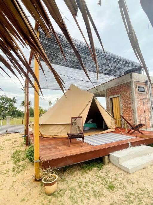 Rembulan Escape - Beachfront Bell Tent Hotel Kampung Penarik Exterior photo